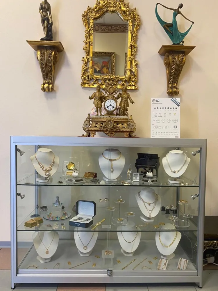 Vitrine mit Goldketten, Münzen und Schmuck im Geschäft