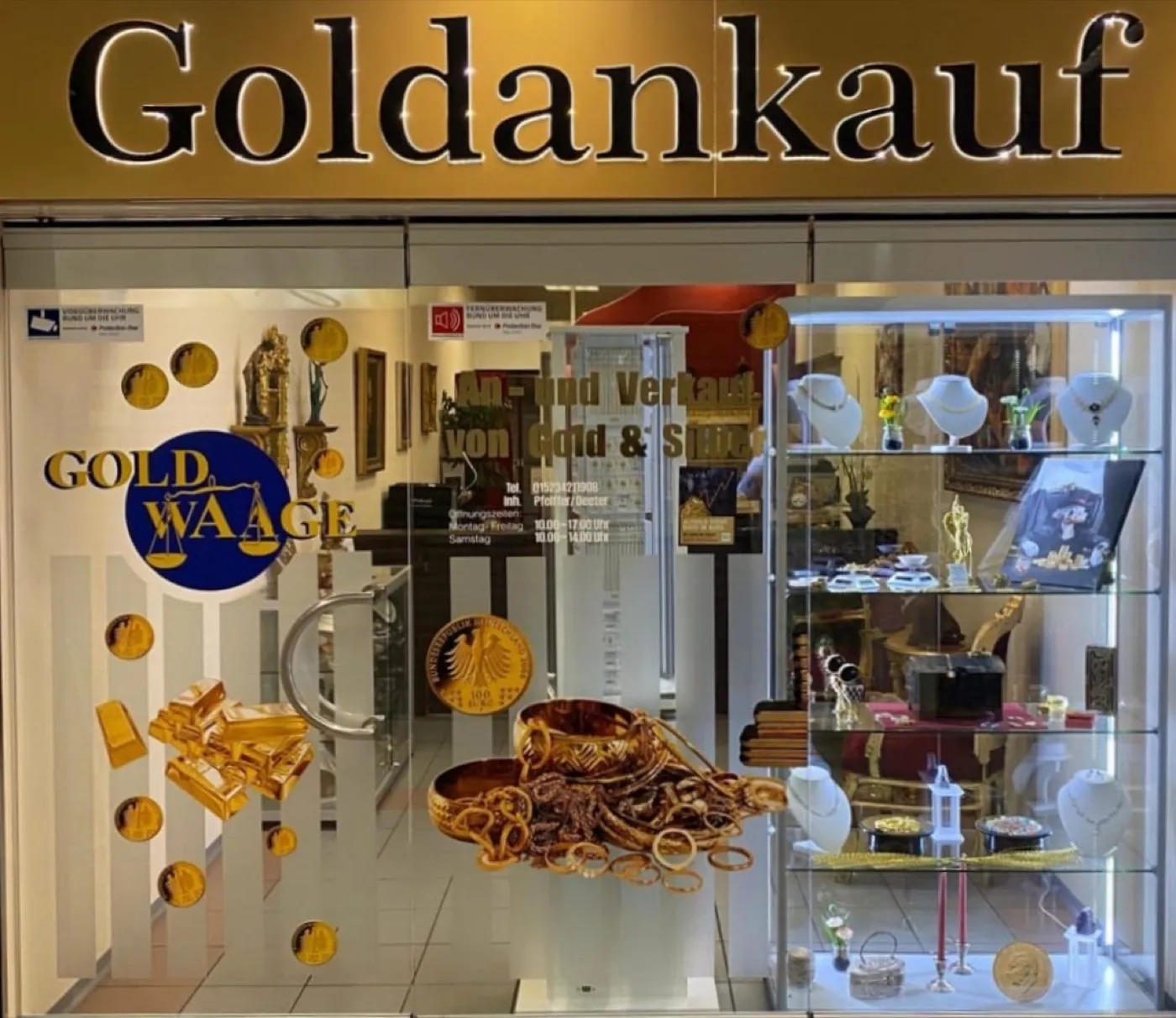 Schaufenster mit Goldankauf-Schriftzug, GOLD WAAGE Logo und Vitrine im Geschäft in Erlangen